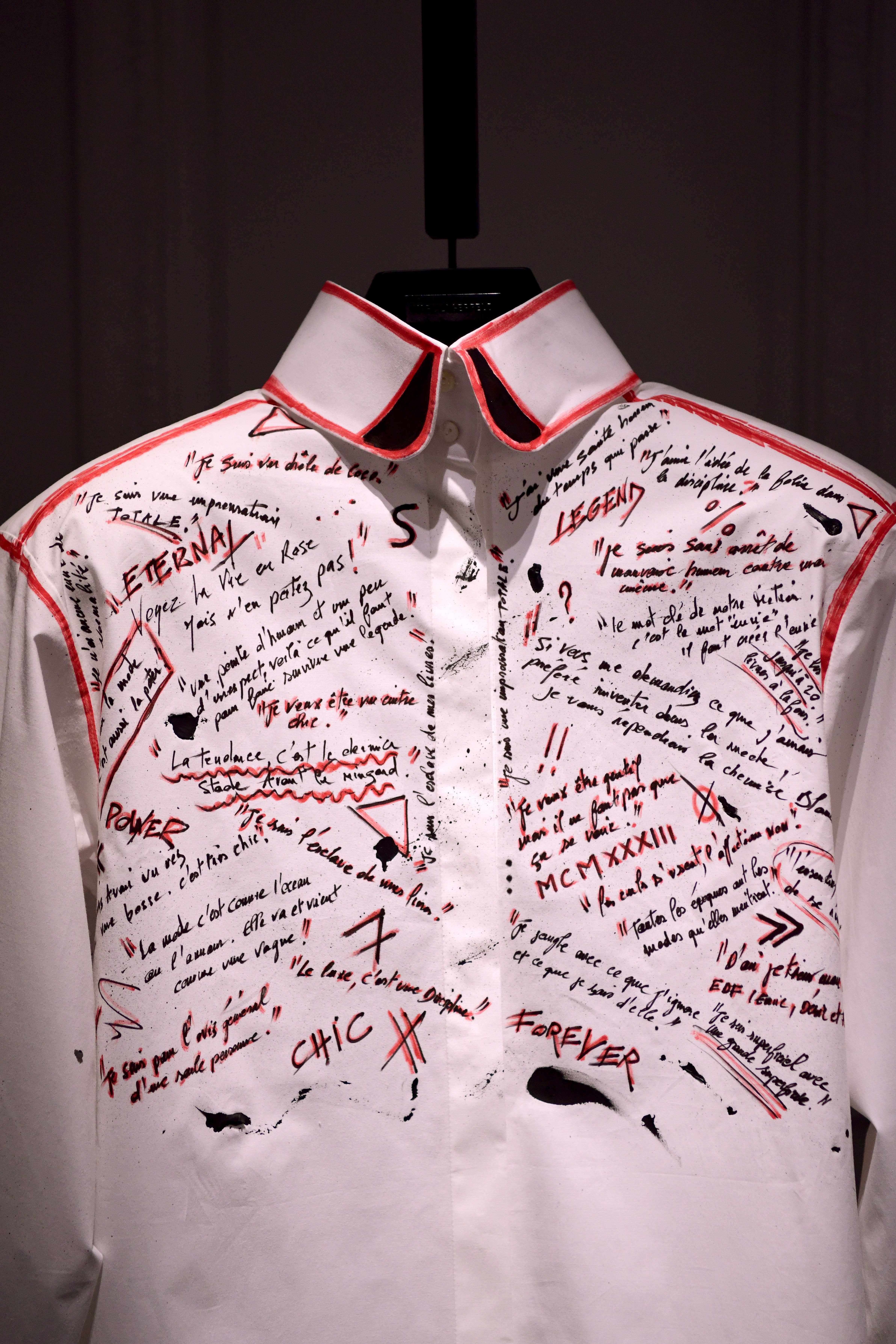 L'hommage à Karl Lagerfeld en 7 chemises 