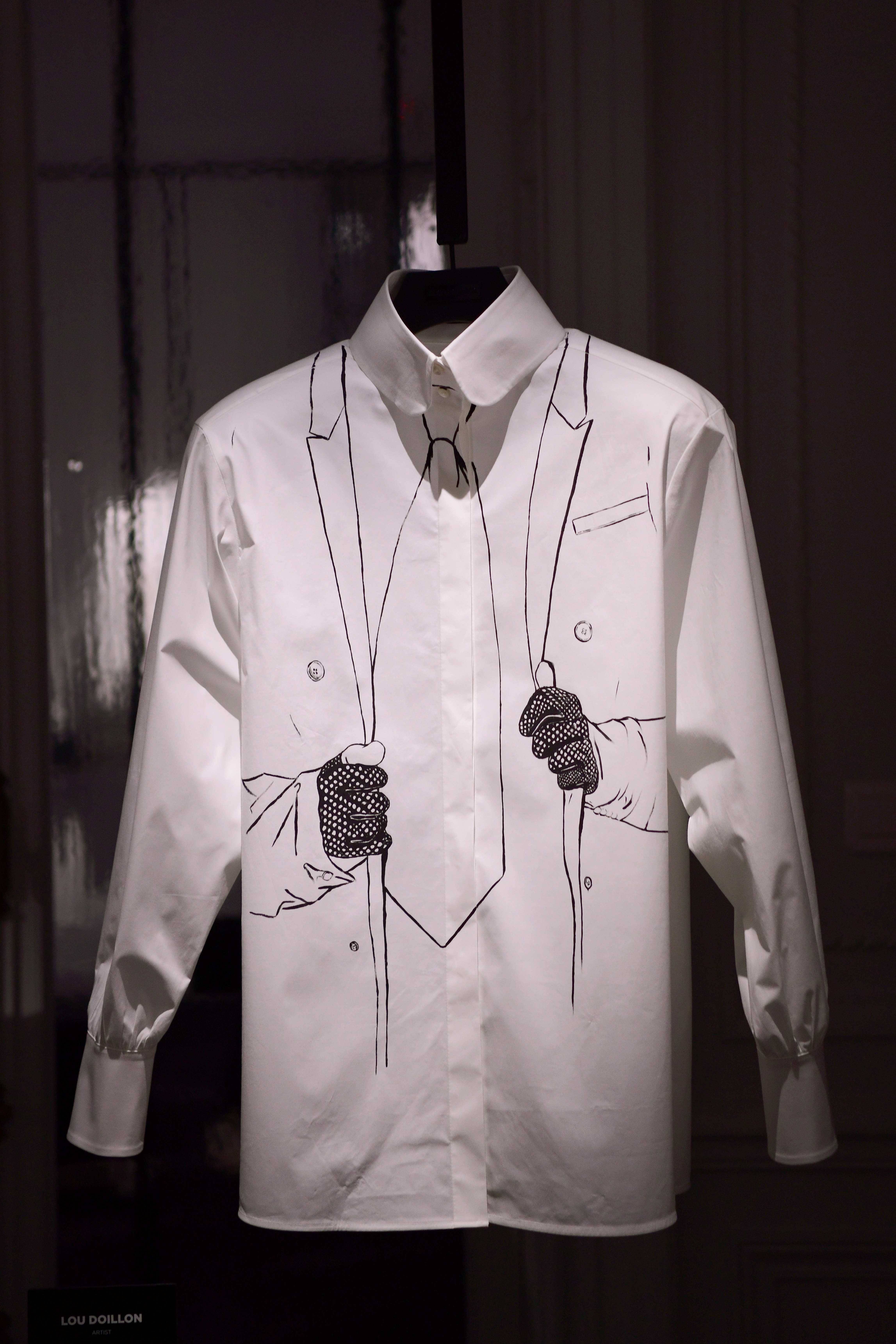 L'hommage à Karl Lagerfeld en 7 chemises 