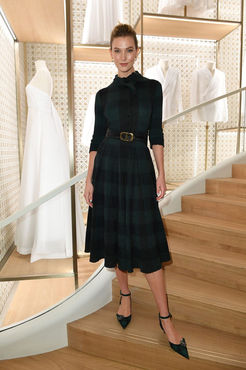 Karlie Kloss célèbre l'ouverture de la boutique Dior sur les Champs-Elysées