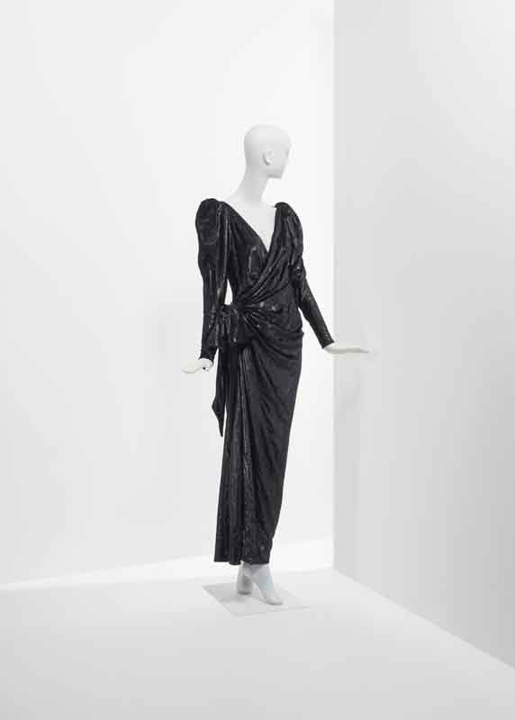 Catherine Deneuve met sa garde-robe Yves Saint Laurent aux enchères