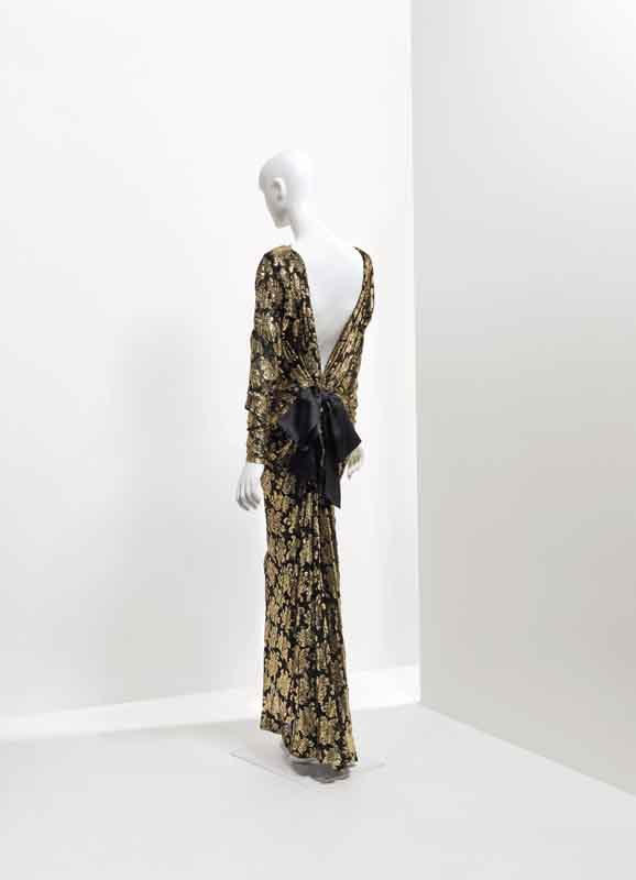 Catherine Deneuve met sa garde-robe Yves Saint Laurent aux enchères