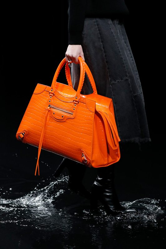 Balenciaga revisite son iconique sac “Classic”