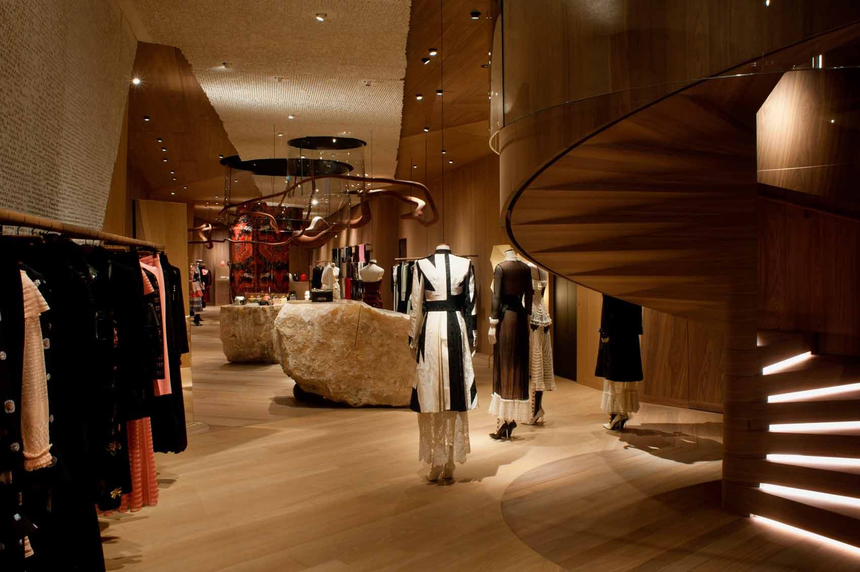 Le nouveau flagship Alexander McQueen à Londres dévoile le processus de création de ses collections