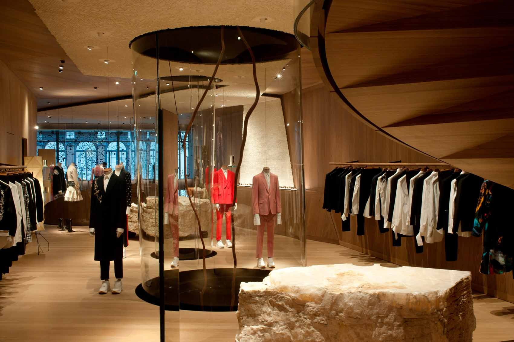 Le nouveau flagship Alexander McQueen à Londres dévoile le processus de création de ses collections
