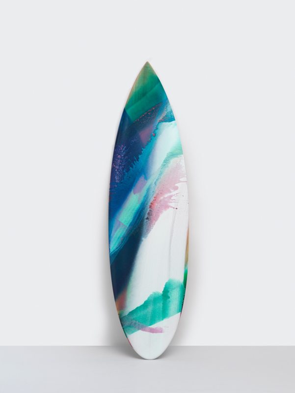 Quelle célèbre artiste a imaginé des planches de surf multicolores ? 
