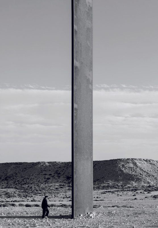 L’artiste Richard Serra dresse des monolithes dans le désert