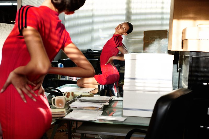 Les muses d’Alexander Wang habillées en Adidas saccagent un bureau