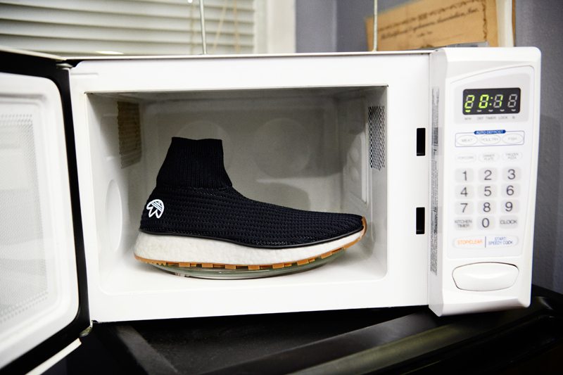 Les muses d’Alexander Wang habillées en Adidas saccagent un bureau