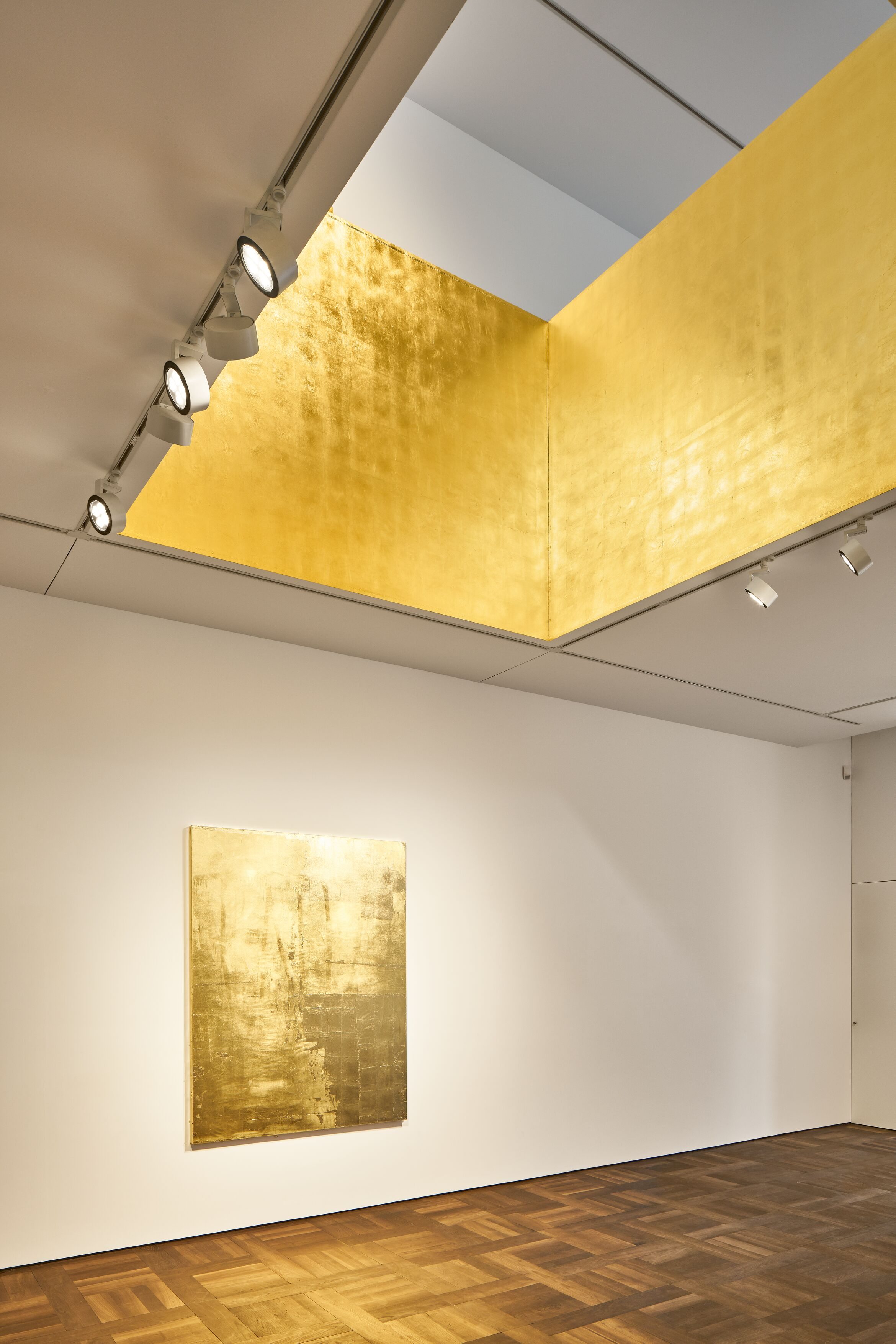 Stefan Brüggemann inonde d'or l'espace de la galerie Hauser & Wirth