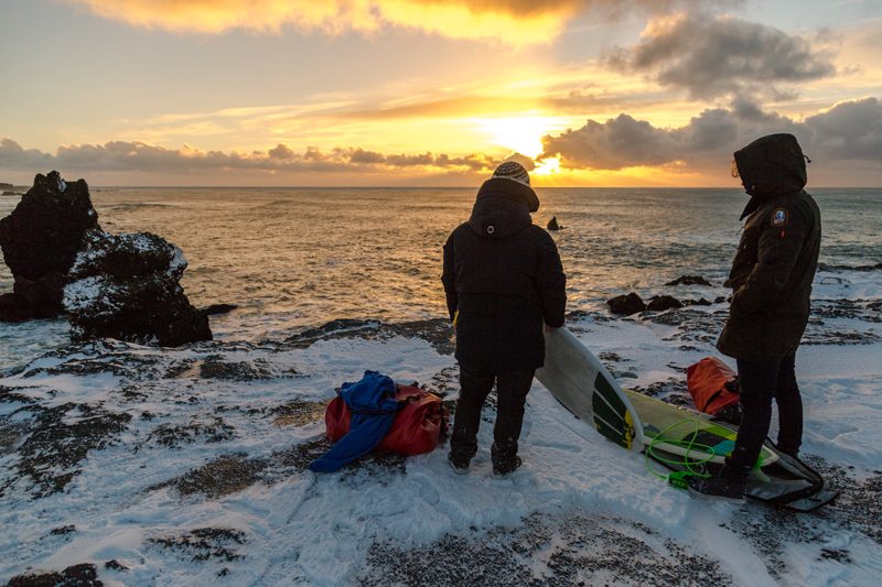 Suivez deux surfeurs dans l’Arctique avec Parajumpers