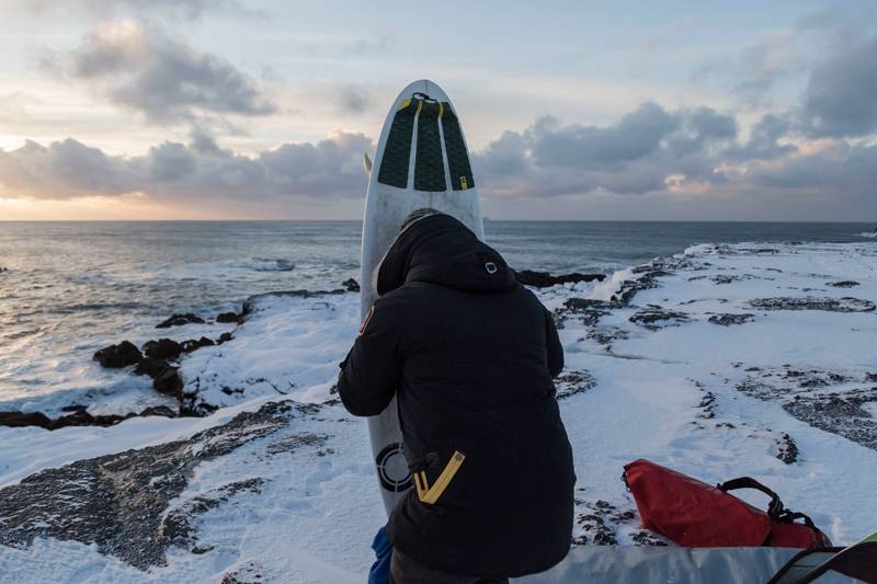 Suivez deux surfeurs dans l’Arctique avec Parajumpers