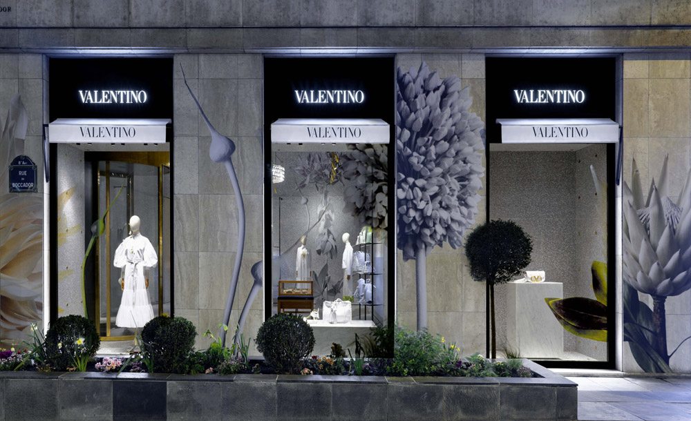 Valentino célèbre son projet Le Blanc avenue Montaigne