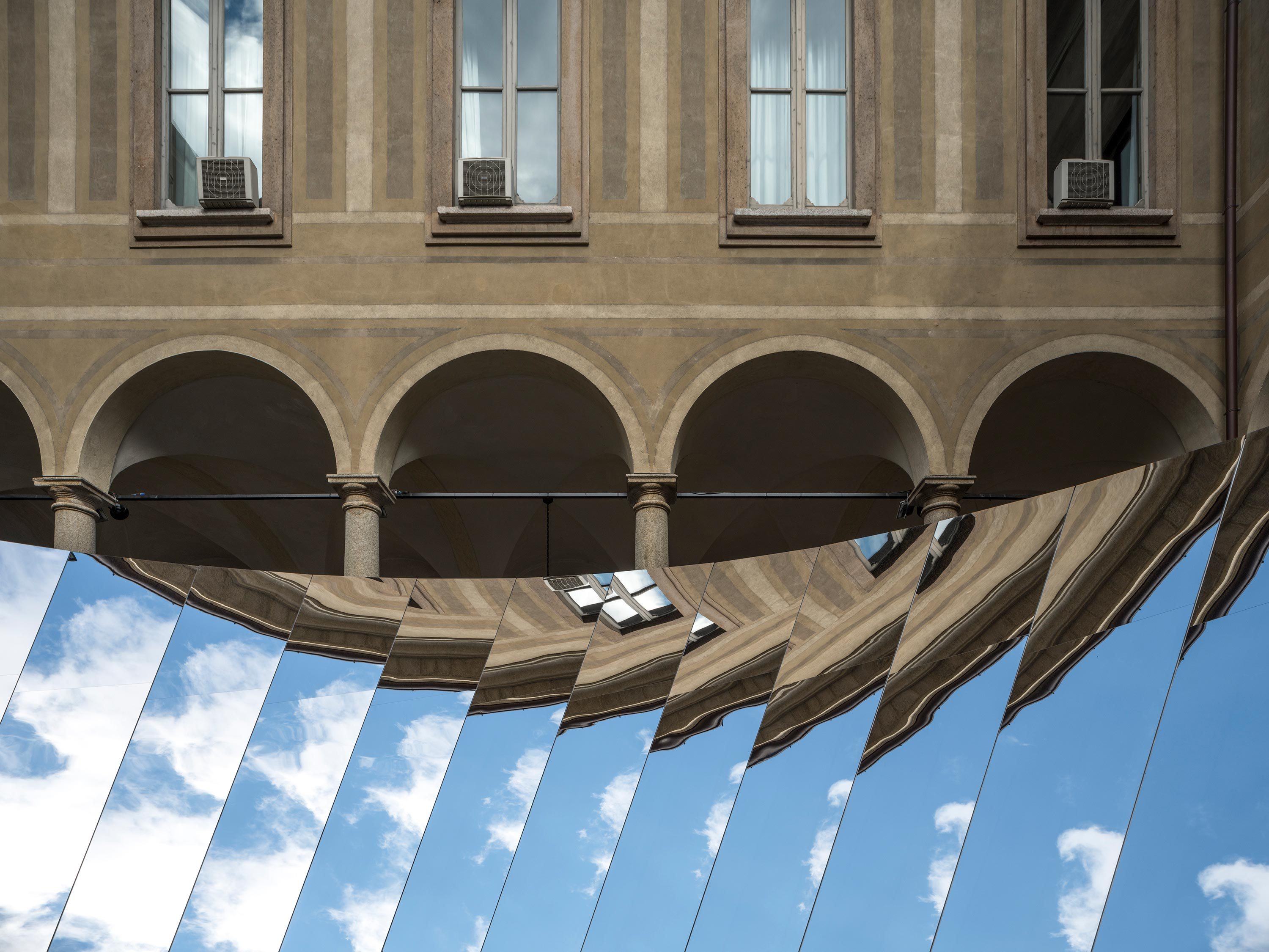 Vue de l'installation Open Sky de COS x Phillip K. Smith III, au Palazzo Isimbardi à Milan à l'occasion du Salone del Mobile 2018.