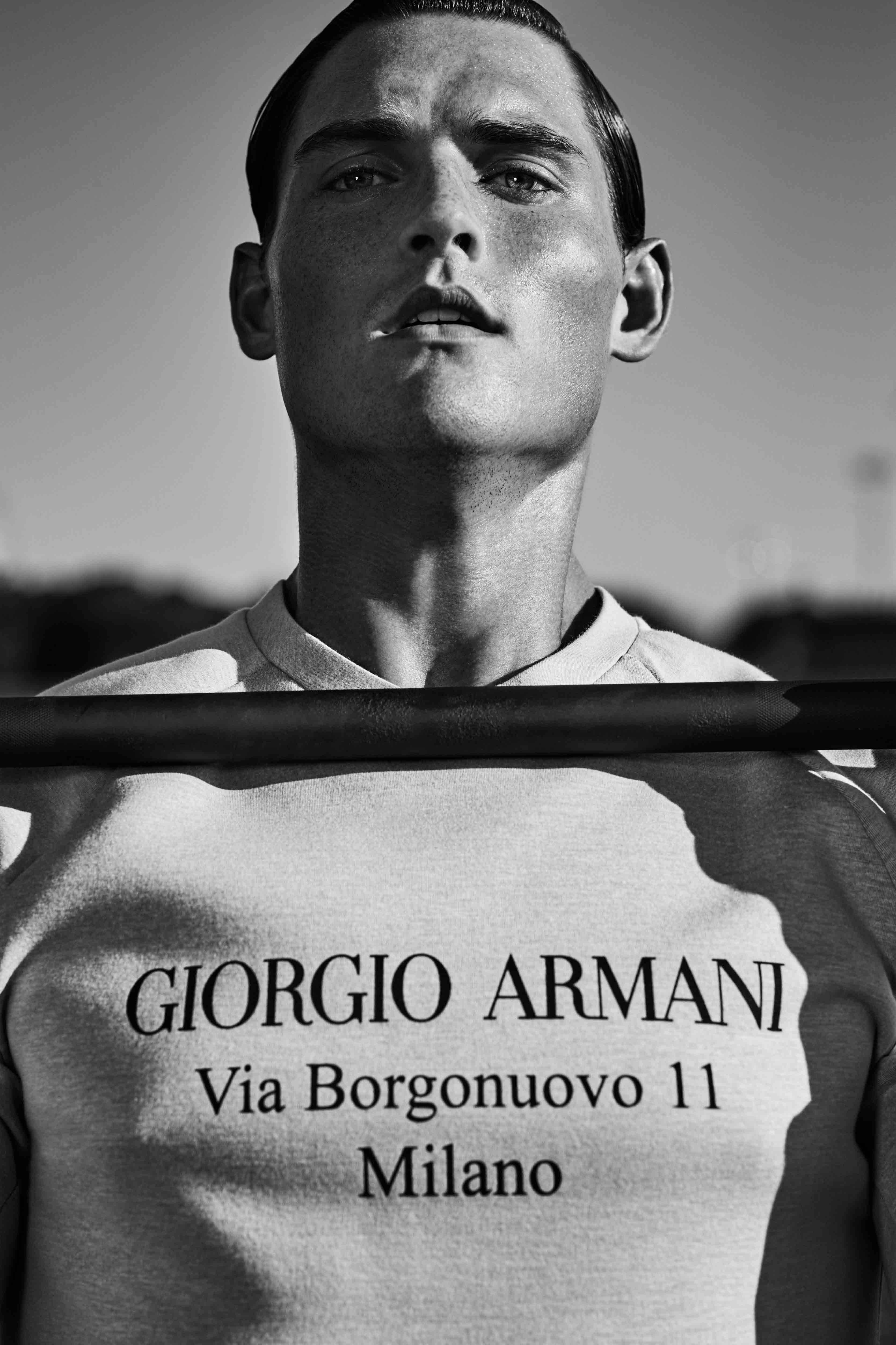 Sweat-shirt, Giorgio Armani.