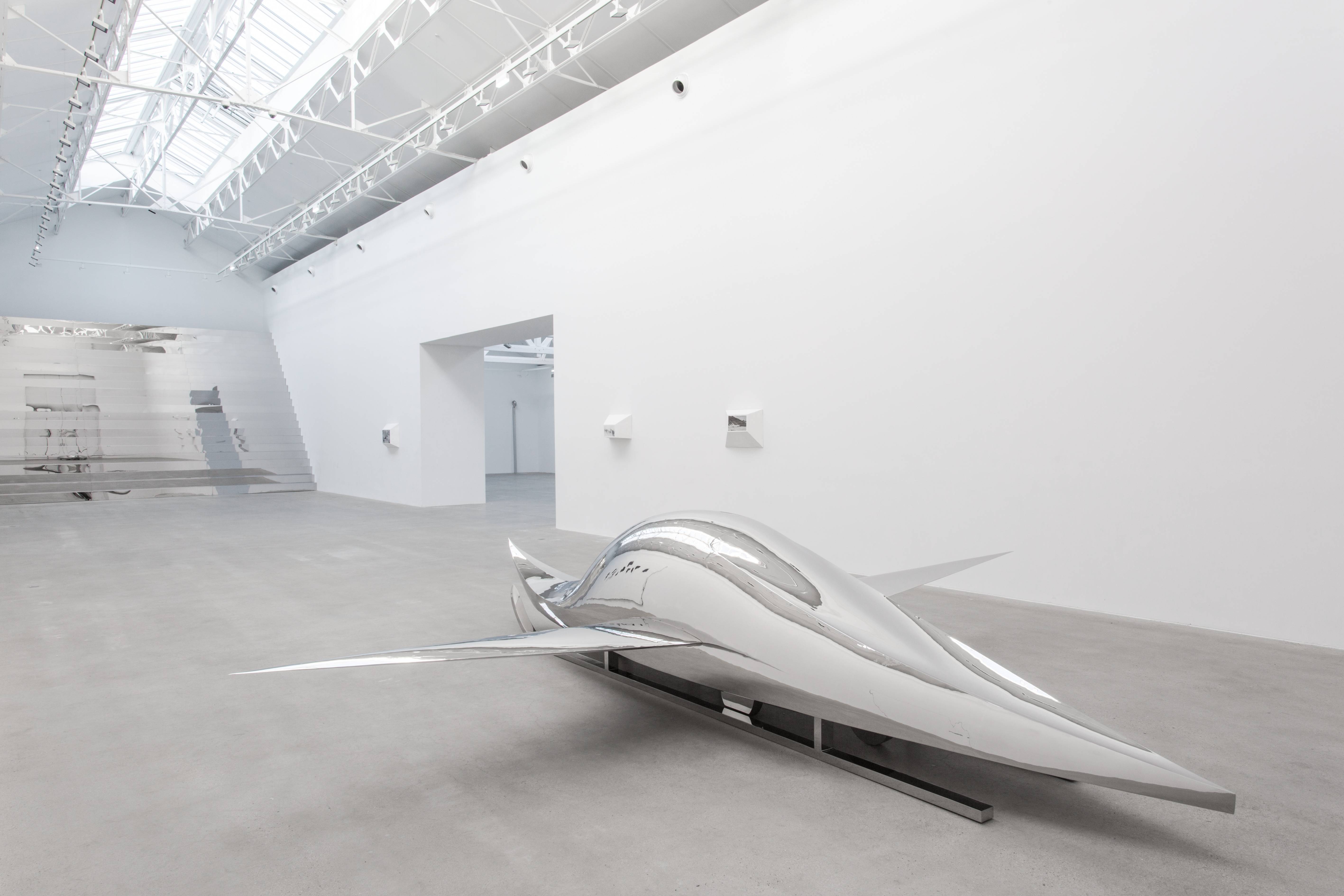 Vue de l’nstallation “A Plane, a Boat, a Car, a Sled” (2011) de Not Vital, acier chromé, 116 x 367 x 600 cm.