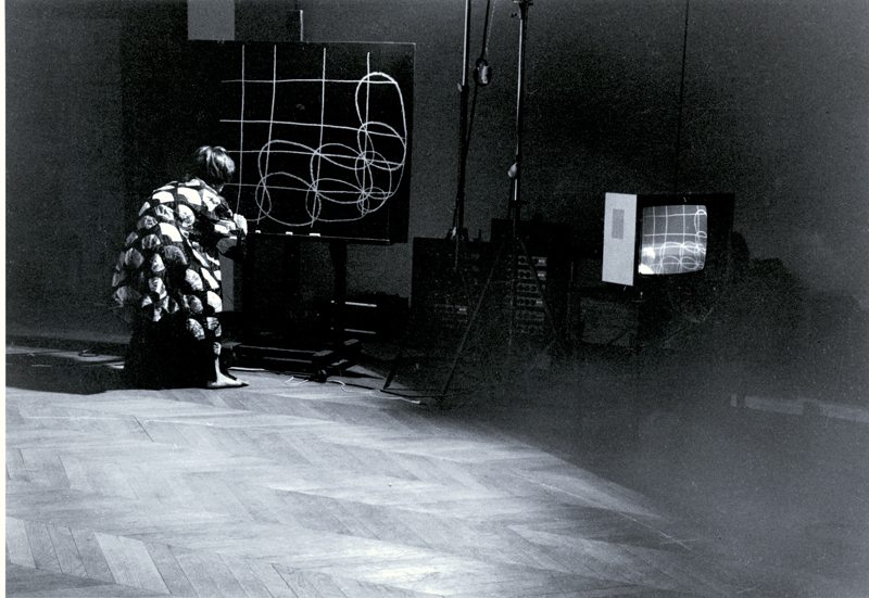“Organic Honey's Vertical Roll, 1972, performance de Joan Jonas, Musee Galliera, Paris, 1973. Photo par Beatrice Heyligers