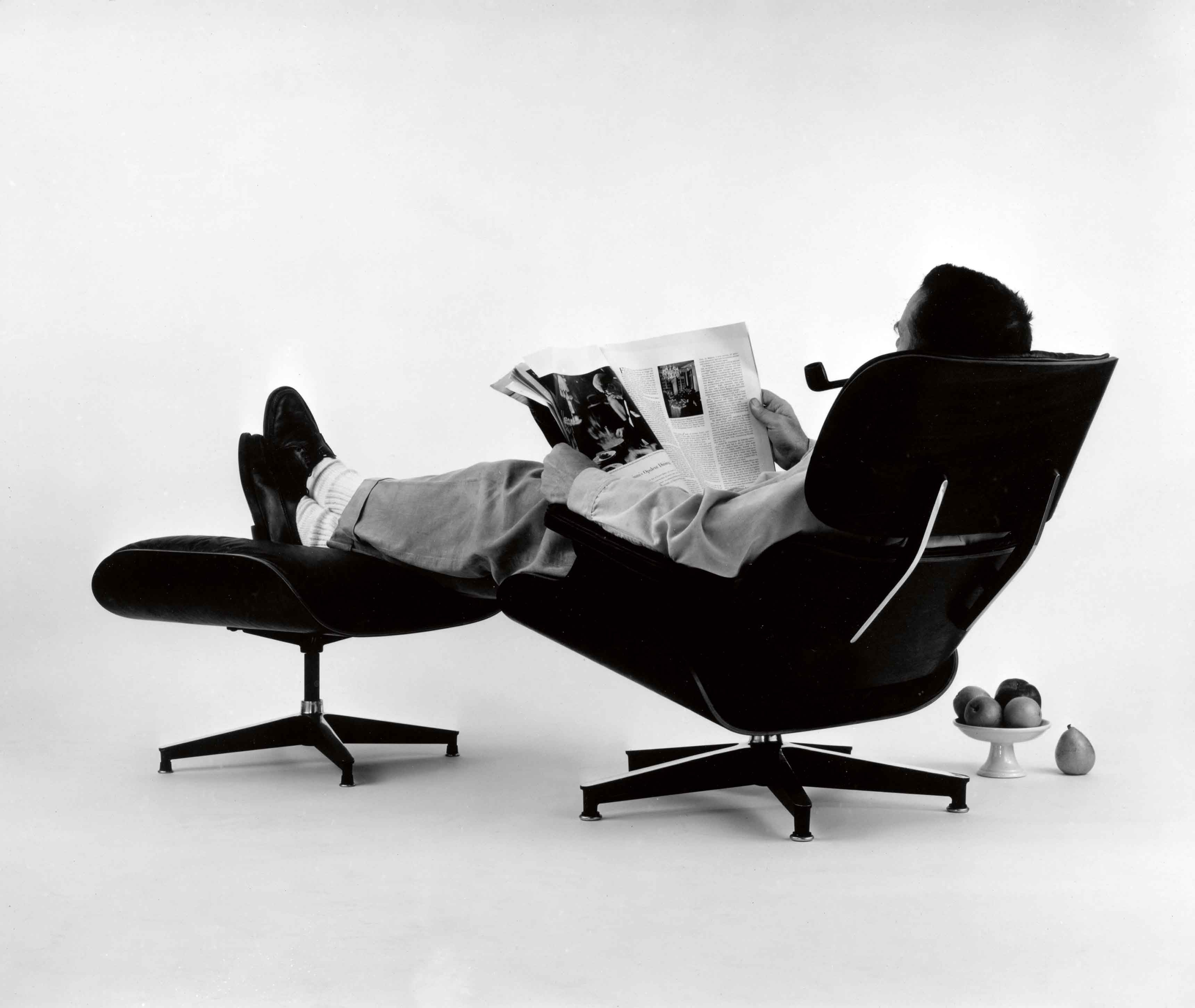 Charles Eames allongé sur la célèbre Lounge Chair & Ottoman du duo. Photo réalisée pour une publicité (1956).