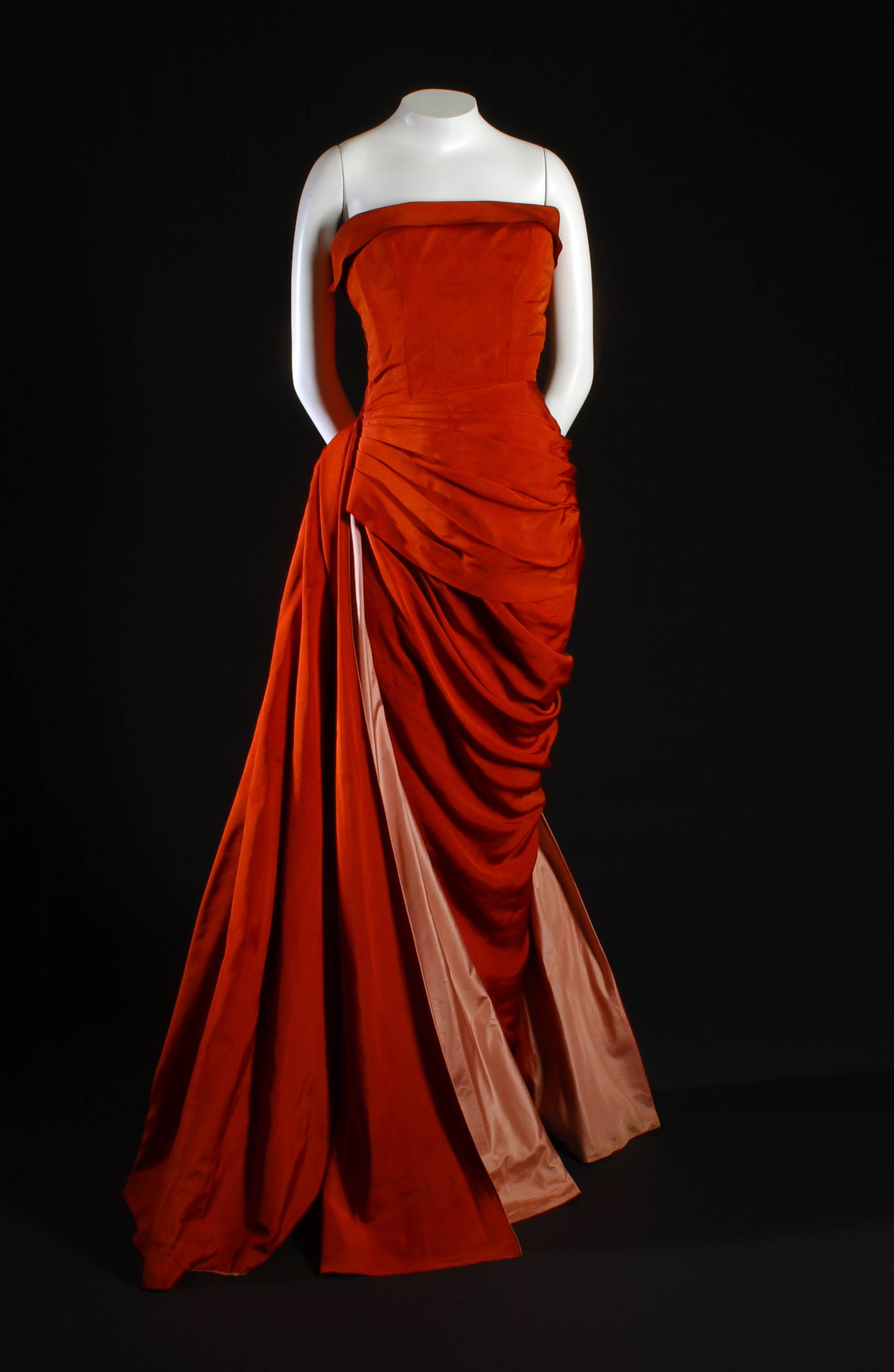 Robe de soirée en faille de soie, vers 1955,1. Elsa Schiaparelli, crédit Eileen Costa