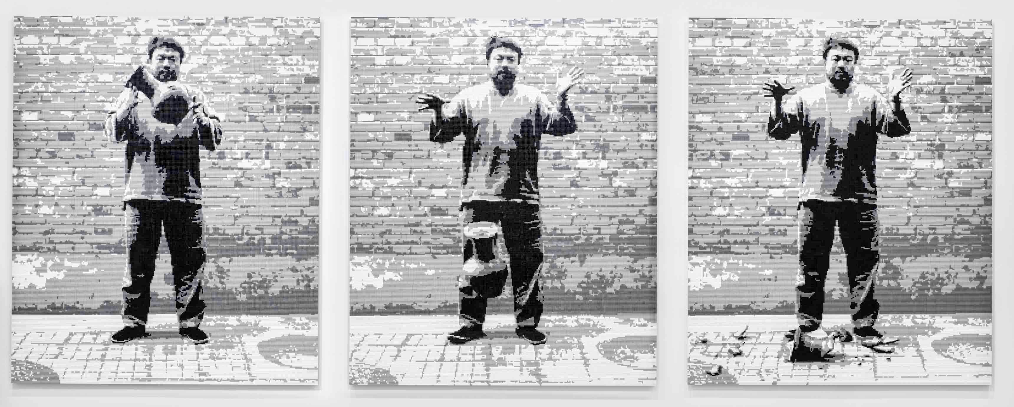 Ai Weiwei, “Dropping a Han Dynasty Urn” [Laisser tomber une urne de la dynastie Han] (2015). Briques de LEGO®. Panneaux de 240 x 192 x 3 cm. © Image courtesy Ai Weiwei Studio