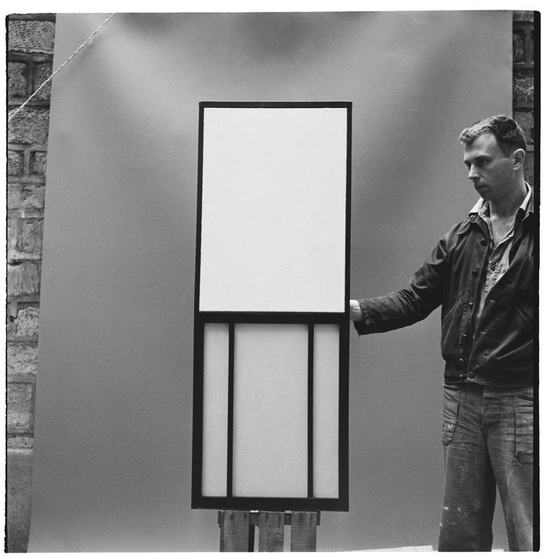 Ellsworth Kelly avec Window Museum of Modern Art Paris, autour de 1950. Ellsworth Kelly Studio © Ellsworth Kelly Foundation. Ph. Sante Forlano, courtesy the artist