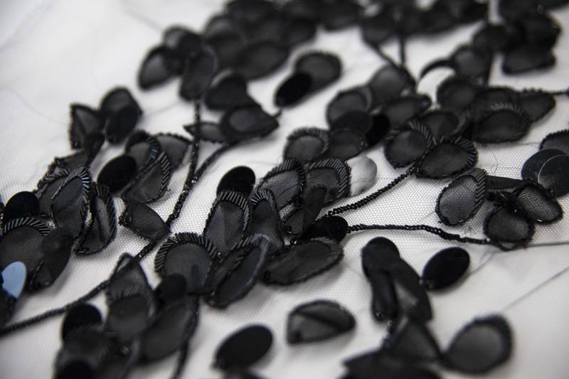 Broderies d’une robe de la collection Paris-Hambourg. Les gouttes d’organza noir sont ourlées de perles rappelant l’eau du port d’Hambourg.