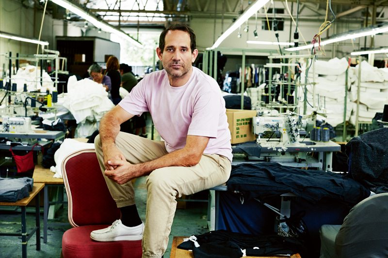 Dov Charney photographié dans une ancienne usine textile de South Central, à Los Angeles, où il entend lancer sa nouvelle de marque de vêtements.