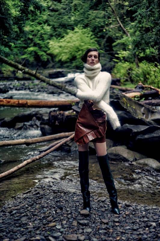 <p>Knitted sweater, leather skirt and waders “Niki”, SAINT LAURENT BY ANTHONY VACCARELLO.</p>

