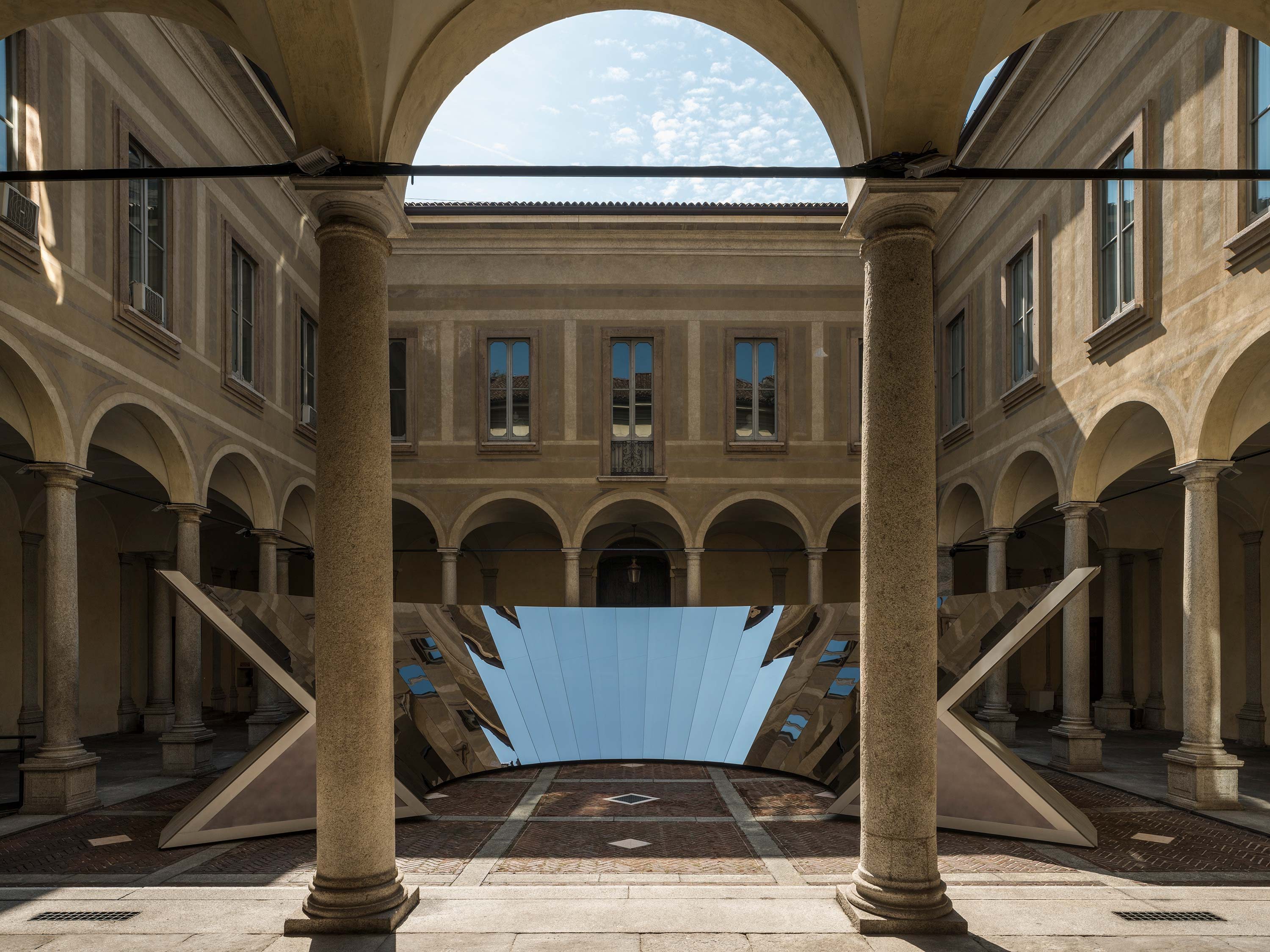 “Open Sky” de l'artiste Phillip K. Smith, installation réalisée pour le label COS au Palazzo Isimbardi à Milan à l'occasion du Salone del Mobile 2018.