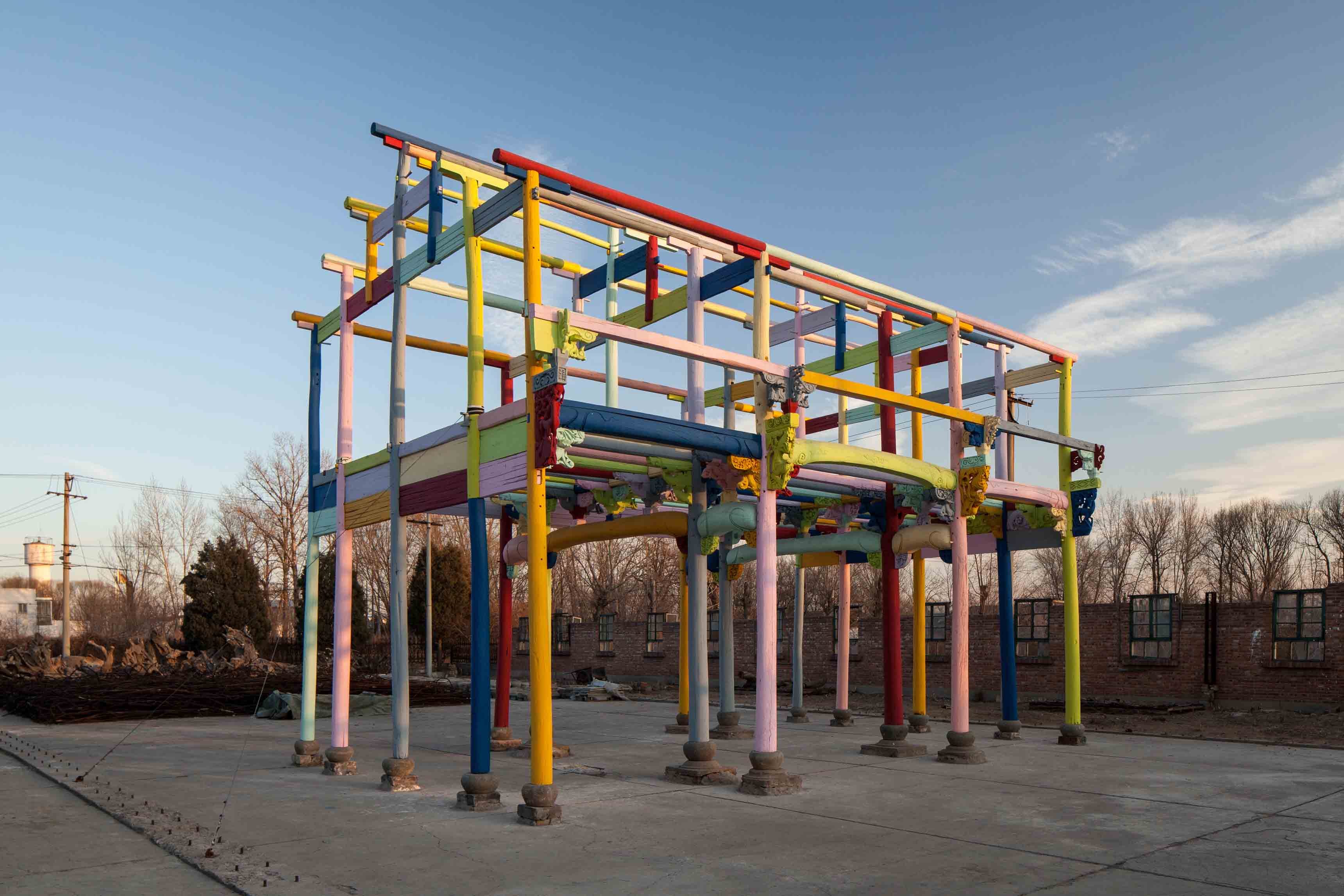 Ai Weiwei, “Colored House” [Maison colorée] (2015) . Bois, peinture industrielle, verre, 1025 x 620 x 765 cm. © Image courtesy Ai Weiwei Studio