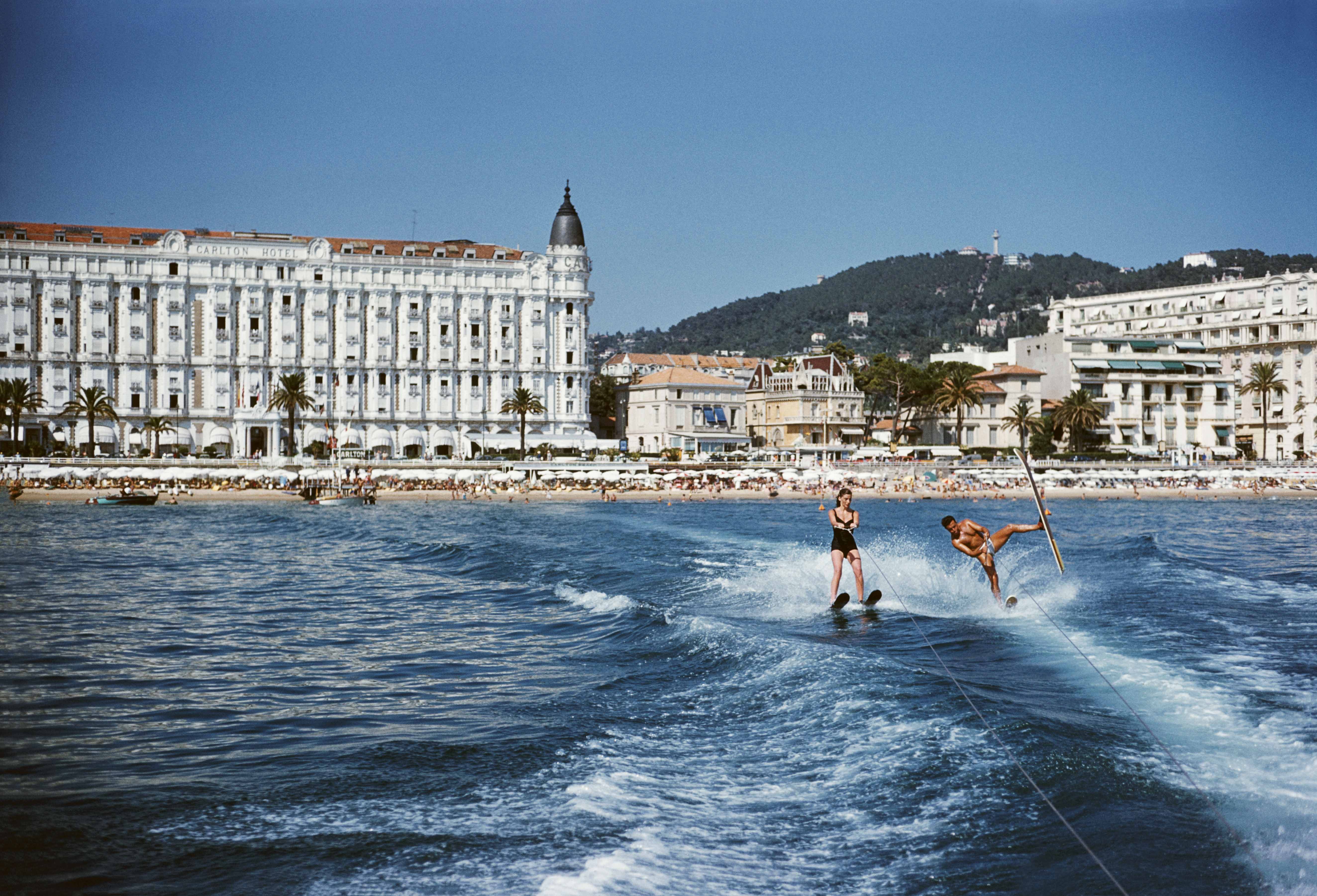 Slim Aaron, “Vacanciers en train de faire du ski nautique en face de l'hôtel Carlton” (1958). 