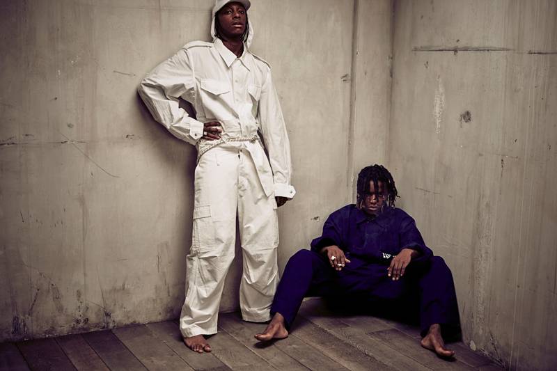 Bloody Osiris et Ian Connor.
Pantalons et chemises, SANKUANZ.