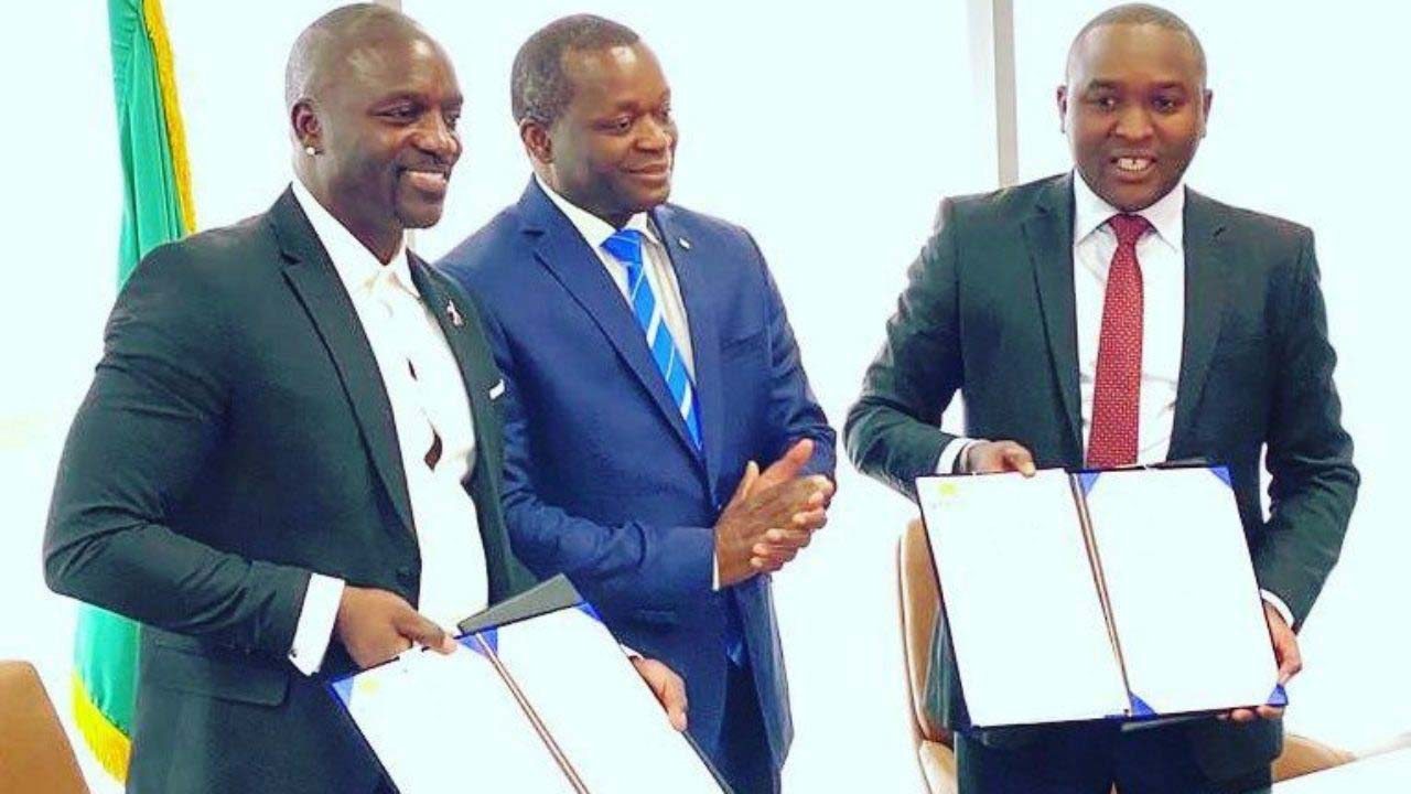 Akon signe un protocole d’accord avec Alioune Sarr, ministre du Tourisme au Sénégal, en janvier 2020. 