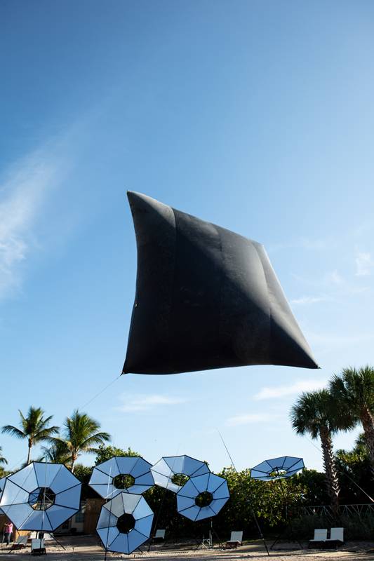 “Albedo”, une installation en bord de mer à Miami de Tomás Saraceno composée d'environ 40 parapluies retournés réfléchissants.