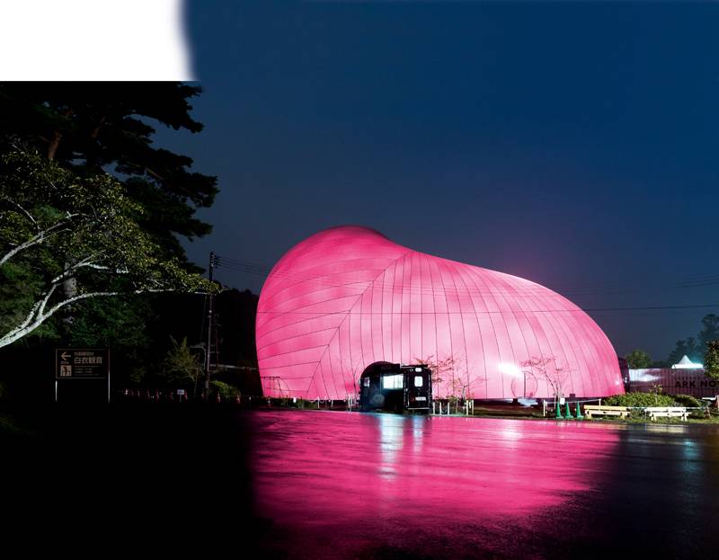 Vues de l’Ark Nova, la salle de concert gonflable et transportable conçue par l’artiste Anish Kapoor et l’architecte Arata Isozaki, inaugurée au Festival de Lucerne en 2013.