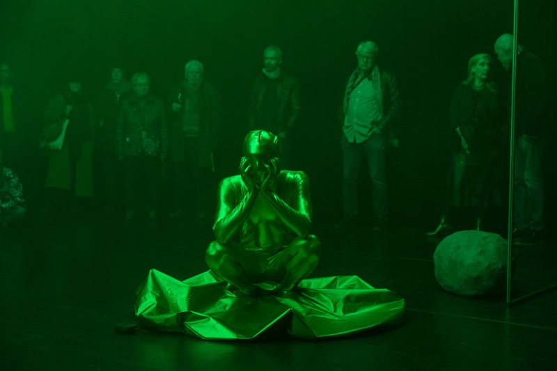Julie Monot, “GET DRESSED/GREEN ROOM” (2019). Performance, durée variable. Courtesy the artist, Alpina Huus & Arsenic