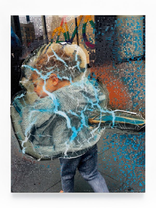 Seth Price, “Social Space: Rainbow Signal, Cracked Police Barrier, Boy with Virus Pattern” (2019). Photos : Ron Amstutz. Cour tesy of Seth Price et Chantal Crousel, Paris.