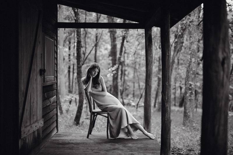 Regitze Christensen photographiée par Boo George porte une robe longue robe en soie, RALPH LAUREN COLLECTION.
