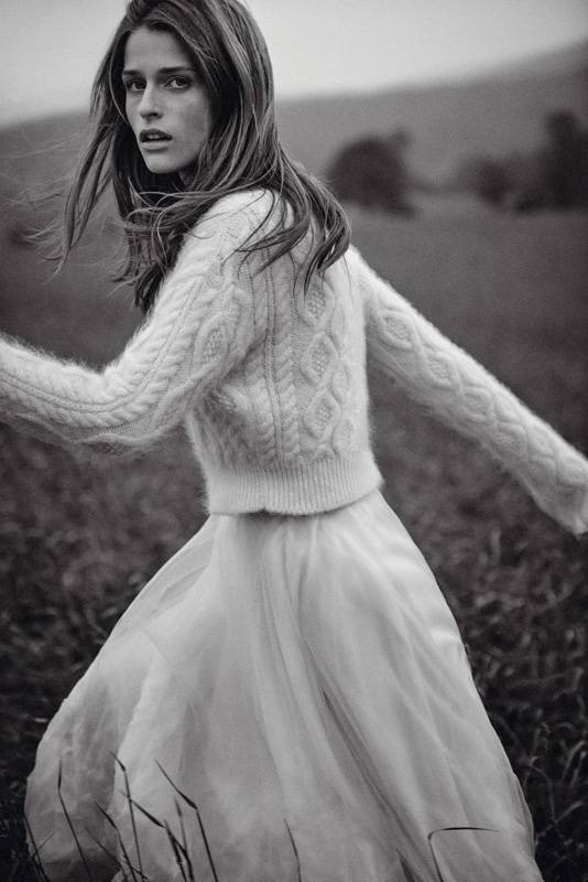 Regitze Christensen photographiée par Boo George porte un pull en laine à torsades et jupe en mousseline de soie, LANVIN.