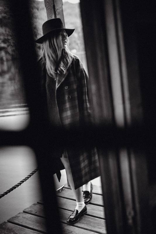 Regitze Christensen photographiée par Boo George porte un manteau en mohair, pull et short en laine, DIOR. Chapeau, MAISON MICHEL. Chaussettes, CALZEDONIA. Chaussures, CHURCH’S.
