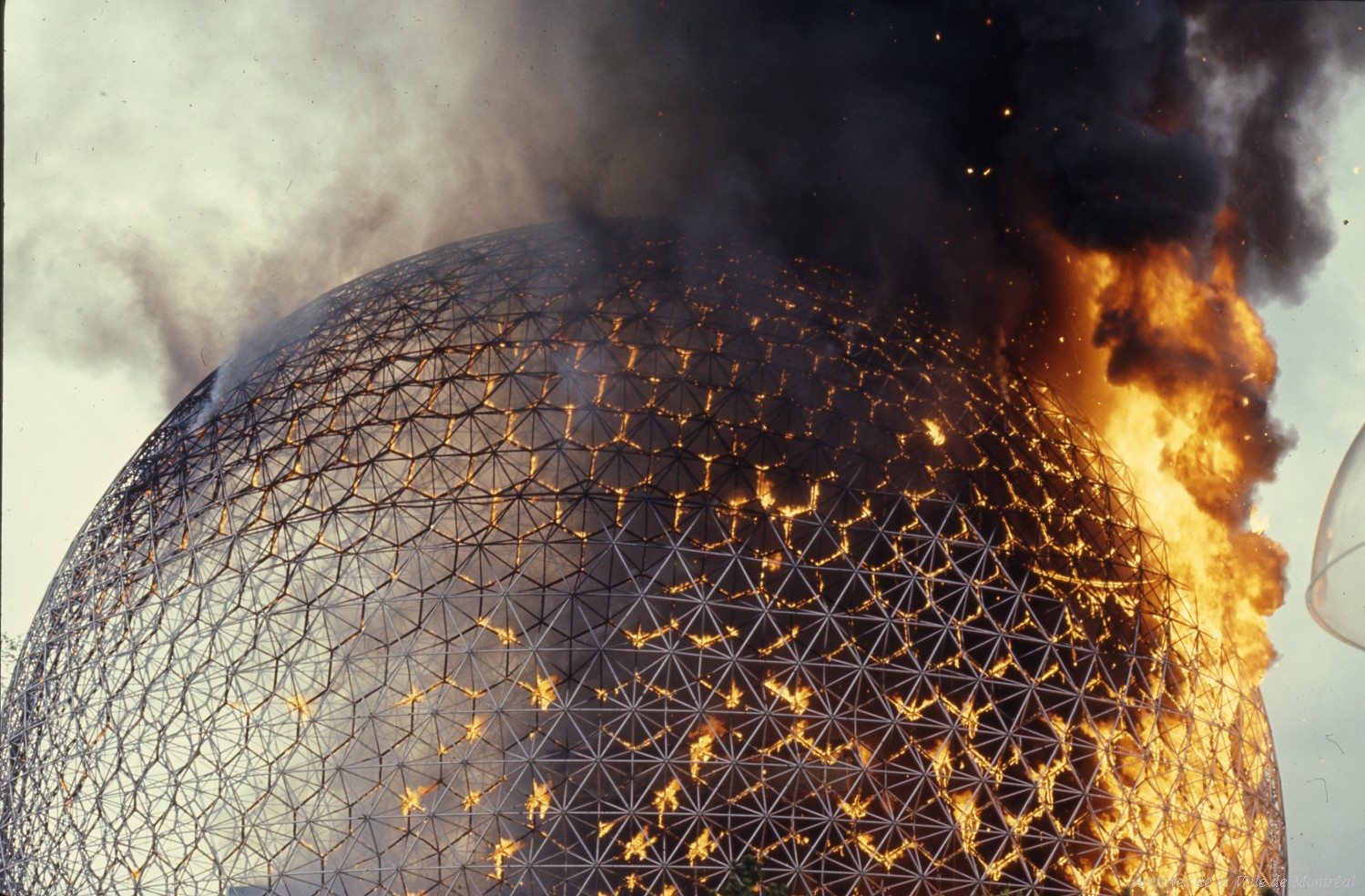 La biosphère en feu (1976). Image d'illustration pour le synopsis de Julien Discrit.
Copyright : ©Archives de la Ville de Montréal
