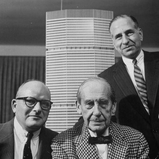Les constructeurs Emory Roth, Erwin Wolfson et l'architecte Walter-Gropius avec une maquette du Grand Central Building