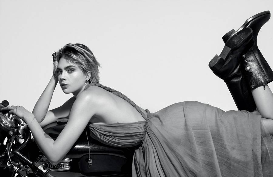 Cara Delevingne porte une robe, des bottes et des bijoux, DIOR. Elle est mise en beauté par Peter Philips avec Dior Addict Stellar Shine – 976 Be Dior.