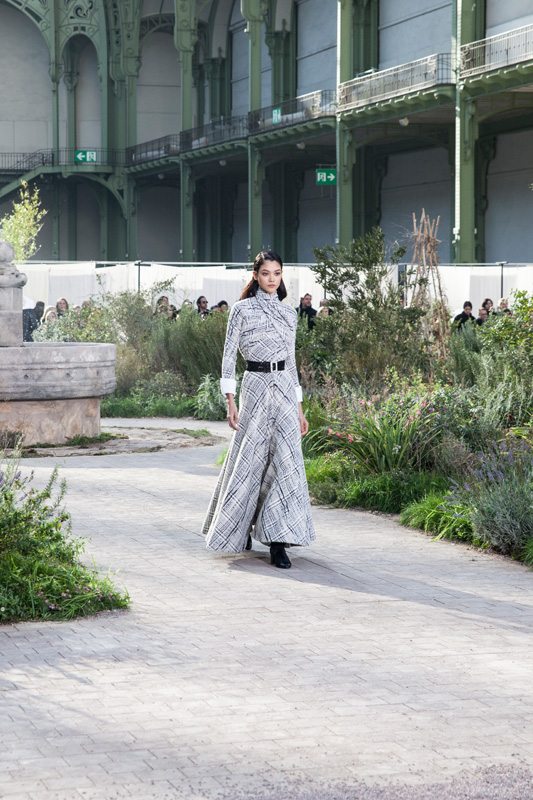 Chanel haute couture spring-summer 2020 fashion show photographed by Mehdi Mendas.