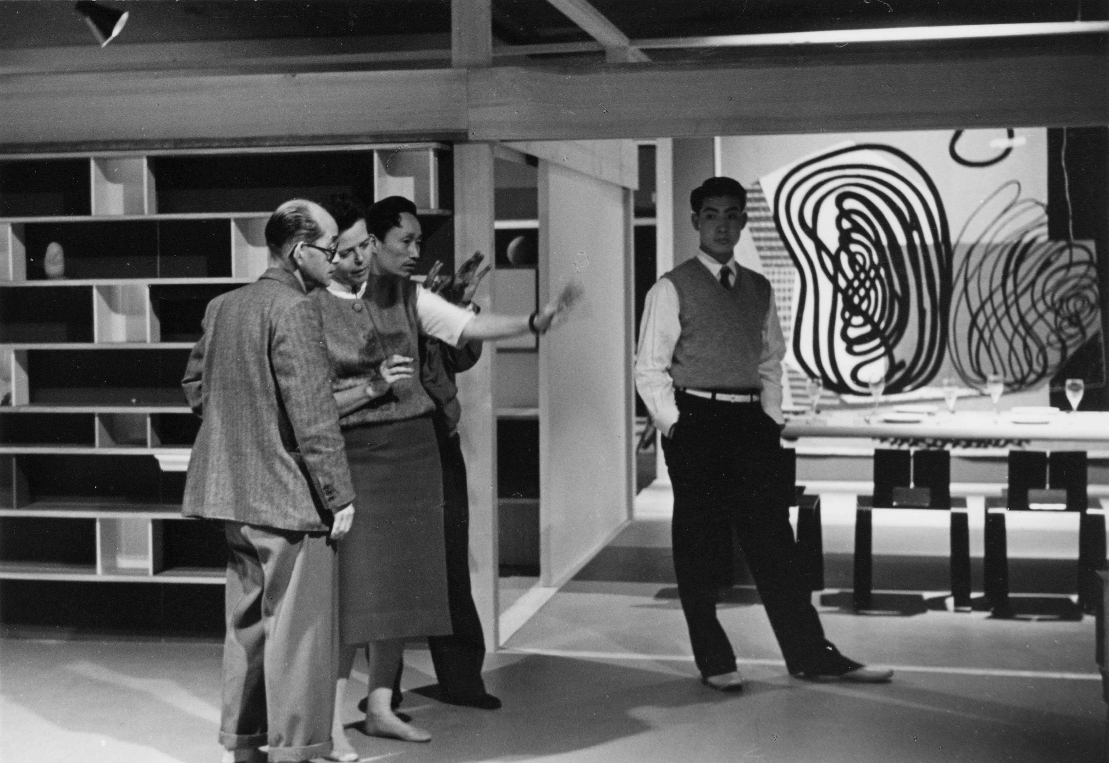 Charlotte Perriand et deux collaborateurs de l’exposition “Proposition d’une synthèse des arts, 1955. Le Corbusier, Fernand Léger, Charlotte Perriand”.