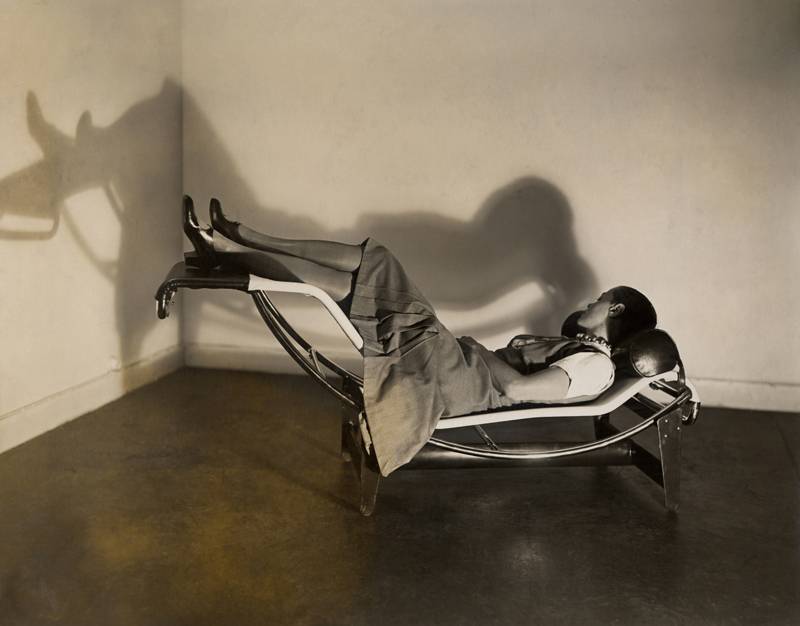 Charlotte Perriand sur la “Chaise longue basculante, B306”, (1928-1929). 
