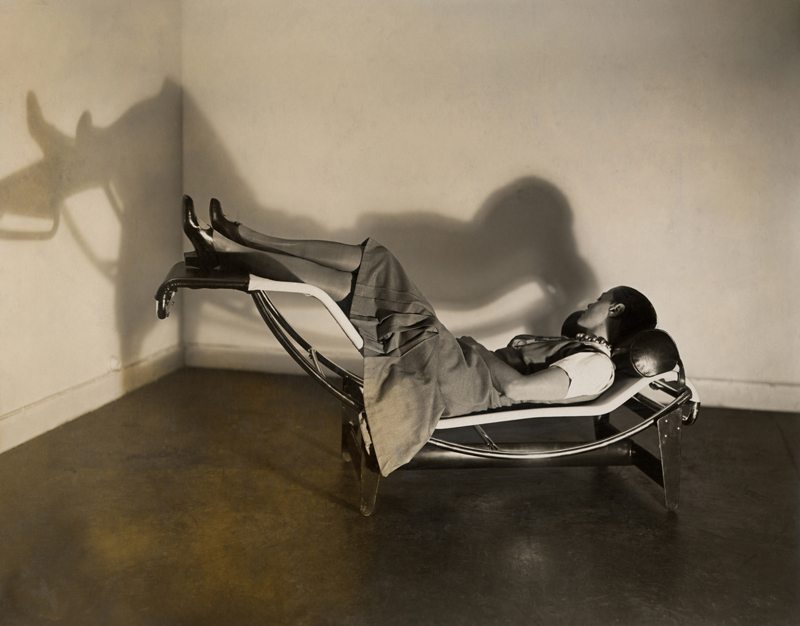 Charlotte Perriand sur la “Chaise longue basculante, B306”, (1928-1929). 
