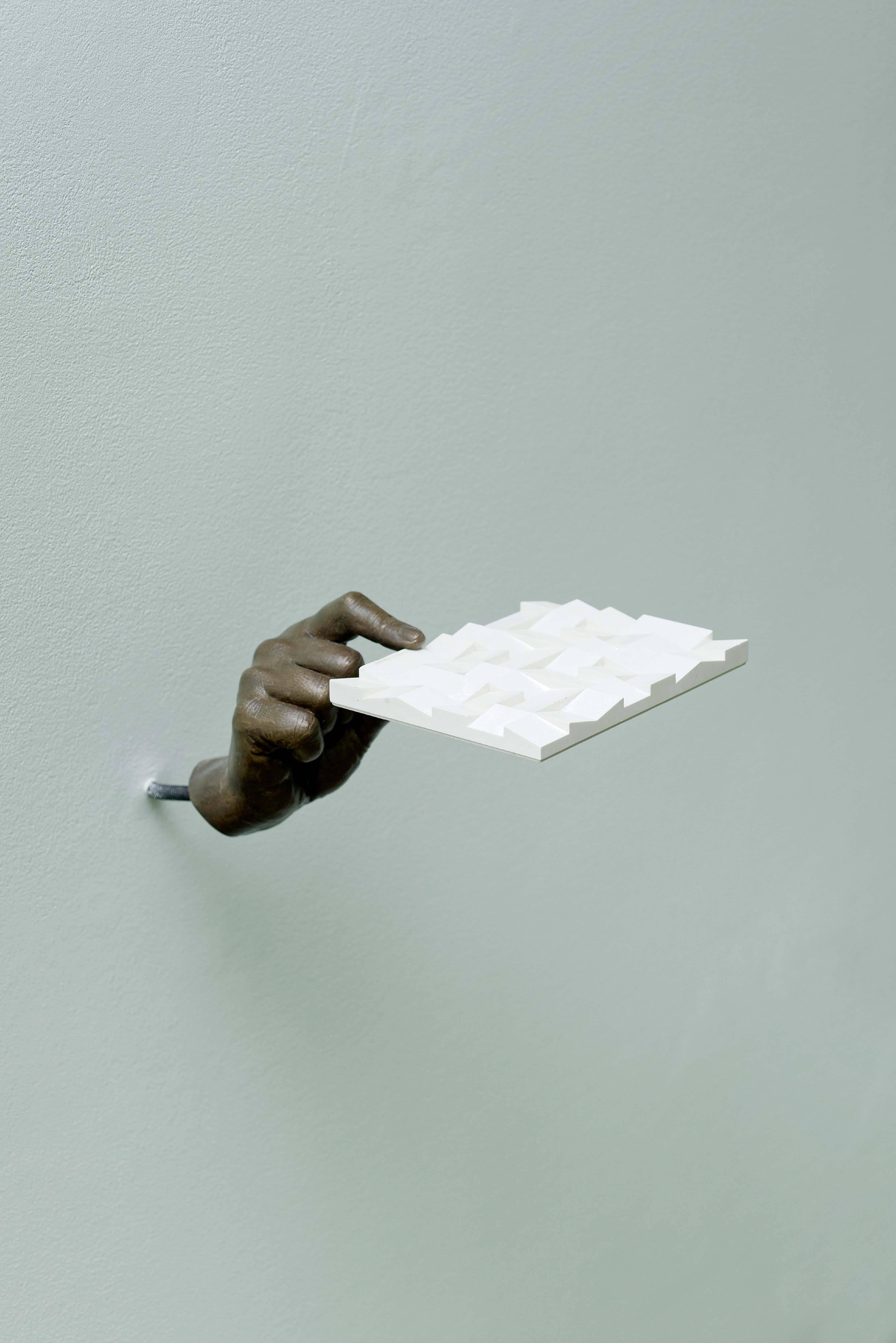 Living Images [2015] de Charlotte Moth. Détail de l’exposition Lightly in the world (2016) à la galerie Marcelle Alix, Paris XXe. Finaliste du prix Marcel Duchamp 2017.

