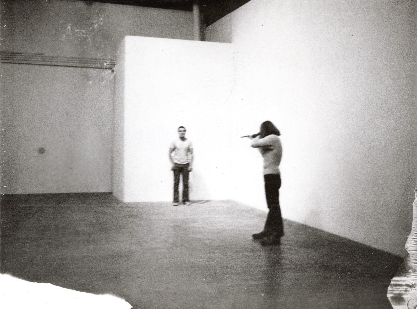 La performance “Shoot” réalisée par Chris Burden en 1971.