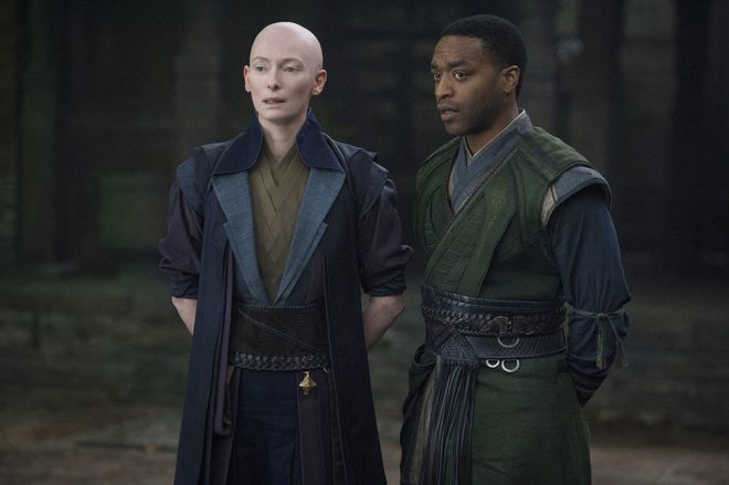 "Doctor Strange", 2016. Pour le réalisateur Scott Derickson, Tilda Swinton signe une nouvelle prouesse capillaire en incarnant un sorcier originaire du Tibet au crâne rasé. 