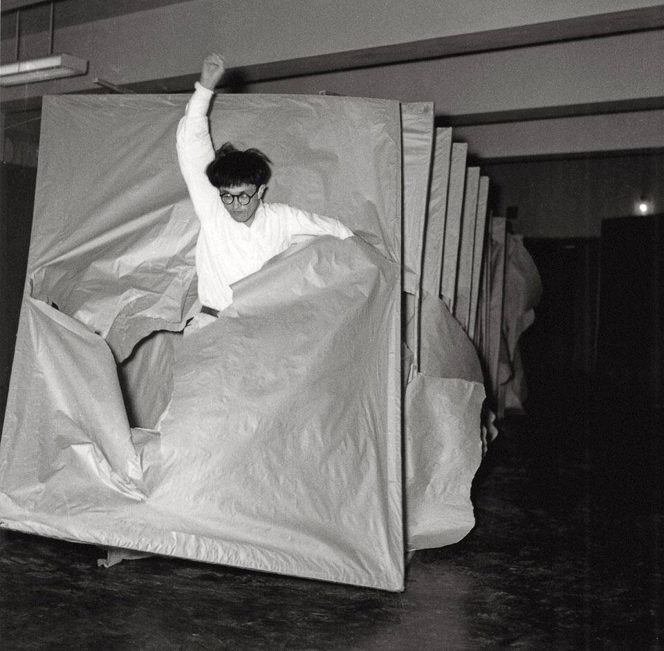 Saburō Murakami traverse les écrans de papier lors de la deuxième exposition “Gutaï” présentée à Tokyo en 1956.